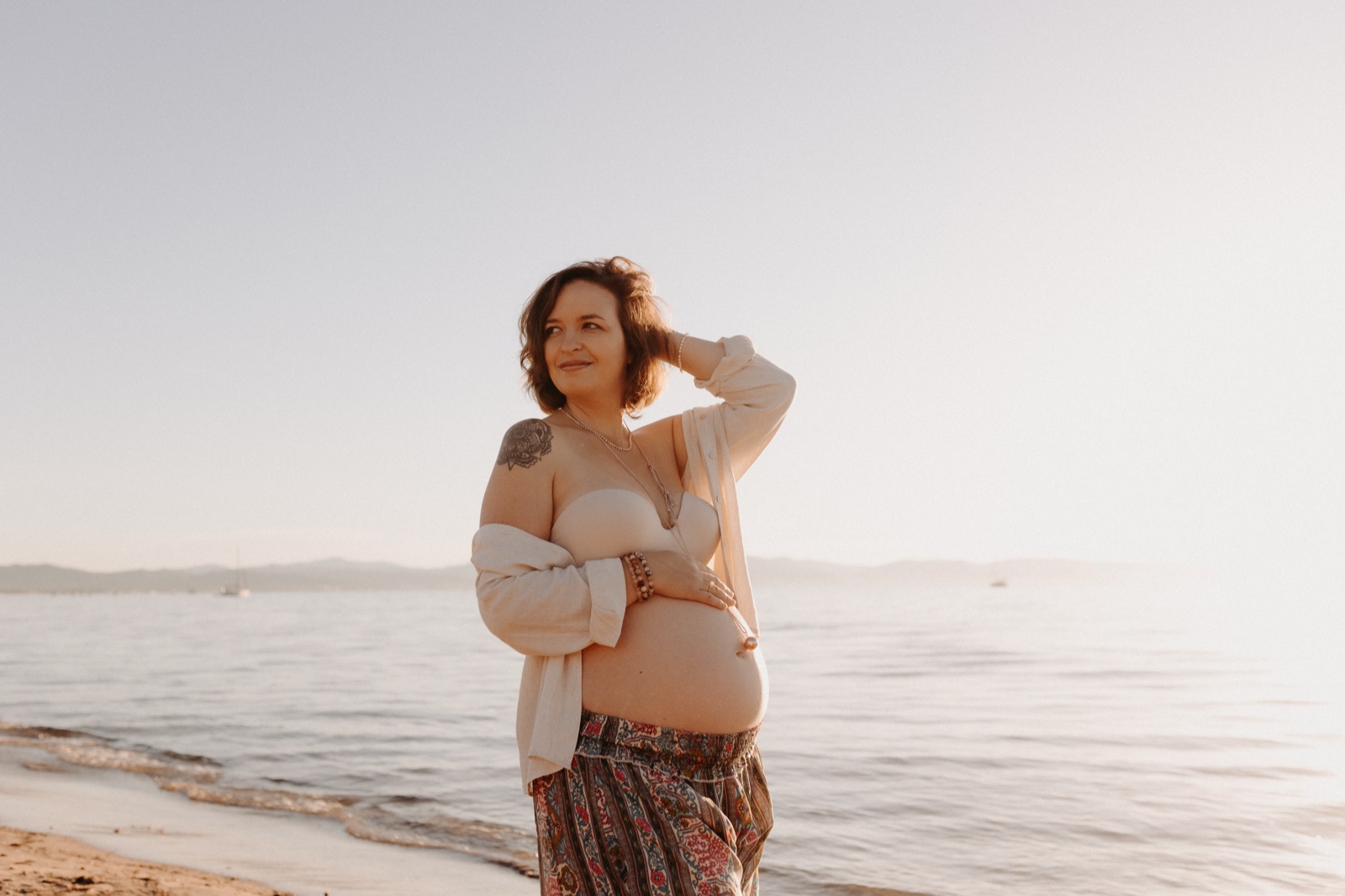 Émilie enceinte, au bord de la mer