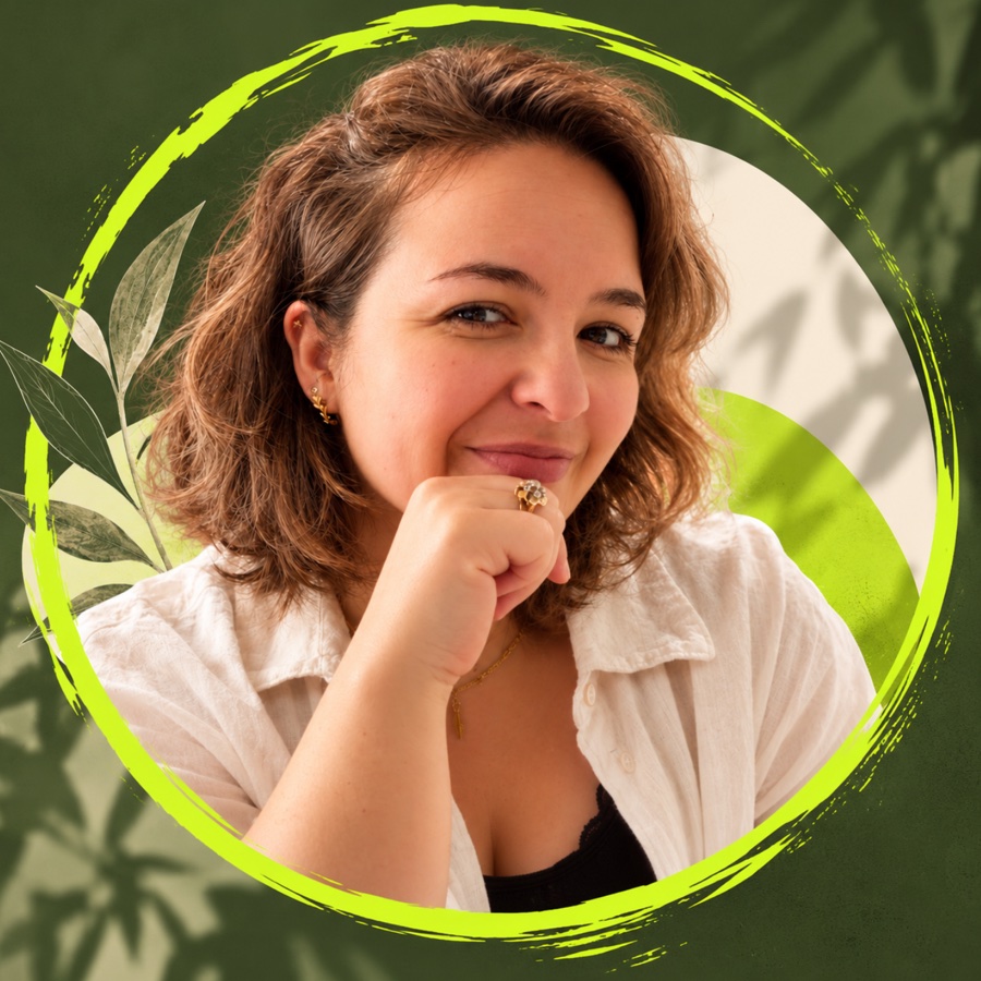 Émilie, souriante, dans un cercle vert-citron